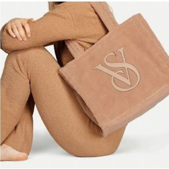 ✨VICTORIAS SECRET COZY PLUSH SHERPA TOTE BAG✨ - Picture 2 of 10